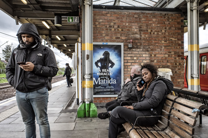 STRAATFOTOGRAFIE  De vrijheid van kijken, luisteren, voelen en slenteren.  Mijn plezier zit in het vastleggen van ‘gewone’ momenten met een verhalend karakter. Soms raadselachtig, grappig of ernstig. Het lijkt de waarheid maar is het niet. Het is de interpretatie van jou (en mij) van een moment van de werkelijkheid.